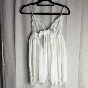 Victoria’s Secret size M Elegant White Lace Trimmed lingerie